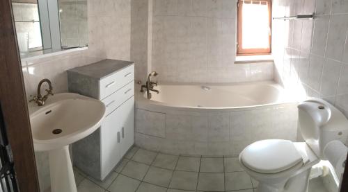 La salle de bains est pourvue d'une baignoire, de toilettes et d'un lavabo. dans l'établissement La Maison des Matignon 1, à Granville