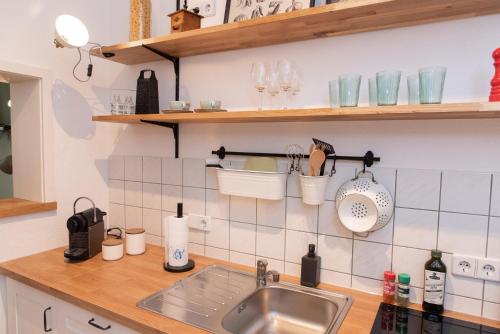 Кухня або міні-кухня у Kaßberg Apartment im Retro-Stil / Netflix & WIFI