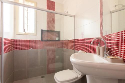 a bathroom with a toilet and a sink at Pousada Casablanca in Abraão