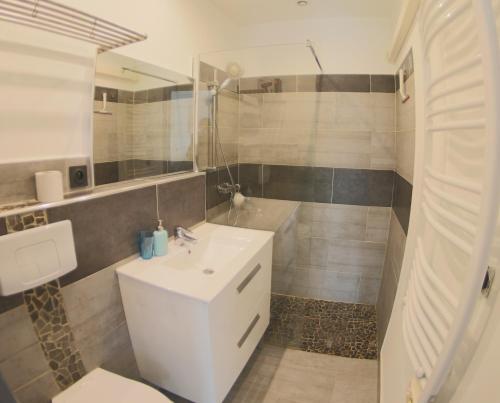 une salle de bain avec un lavabo, des toilettes et une baignoire dans l'établissement Studio à Porto-Vecchio chez Pierre, à Porto-Vecchio
