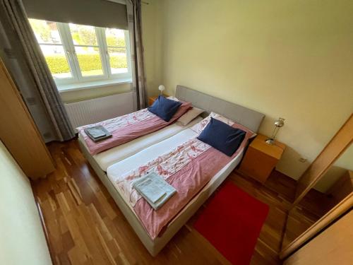 ein kleines Schlafzimmer mit 2 Betten und einem Fenster in der Unterkunft Ferienwohnung am Traunsee in Altmünster