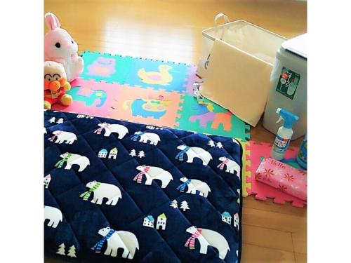 uma cama com um edredão azul com elefantes em Orizon - Vacation STAY 21713v em Minamiboso