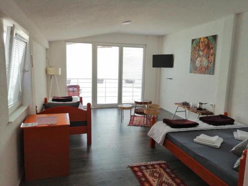 uma sala de estar com duas camas e um sofá em Apartments Stone em Struga
