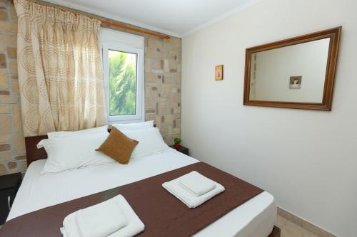 ソゾポリにあるSunny coast halkidiki!のベッドルーム(大きな白いベッド1台、窓付)