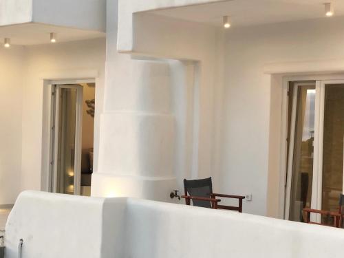 ナクソス・コラにあるBlu August Private Residencesの白い部屋(テーブル、椅子付)