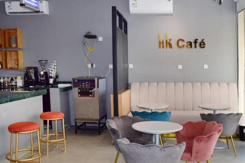 a cafe with tables and chairs and a counter at الخربوش للشقق المخدومة in Hafr Al Baten