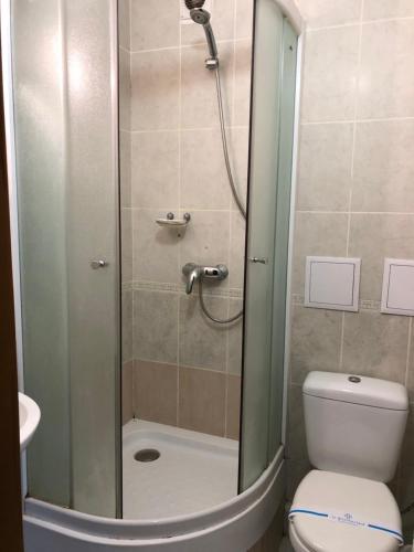 La salle de bains est pourvue d'une douche, de toilettes et d'un lavabo. dans l'établissement Готель "Опалковий Замок", à Kiev