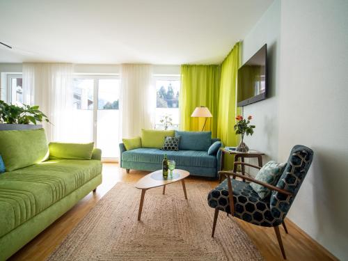 un soggiorno con divano e tavolo di Apartments im LOIDLs GUESTHOUSE a Traunkirchen