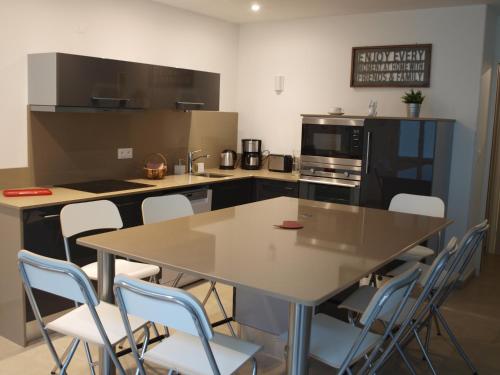 une cuisine avec une table et des chaises dans l'établissement Cottage nuiton, à Nuits-Saint-Georges
