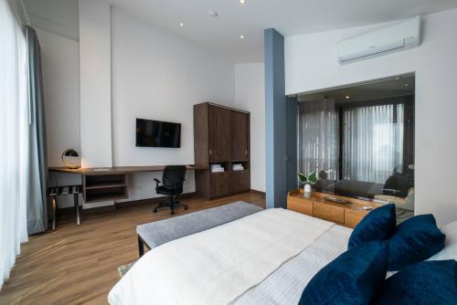 a bedroom with a bed and a desk and a couch at Cali River Suites by Yellowkey Capital in Cali