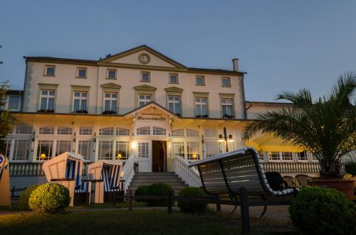 a building with a bench in front of it at Hotel Meereswelle - Anno 1875 in Ahlbeck