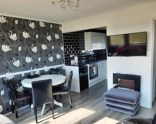 Family Chalets - 5 mins walk to beach, nr Great Yarmouth & Norfolk Broadsにあるキッチンまたは簡易キッチン