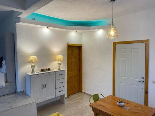 Pokój ze stołem i niebieskim sufitem w obiekcie DUBAI by luxury Atitlan w mieście San Pedro La Laguna