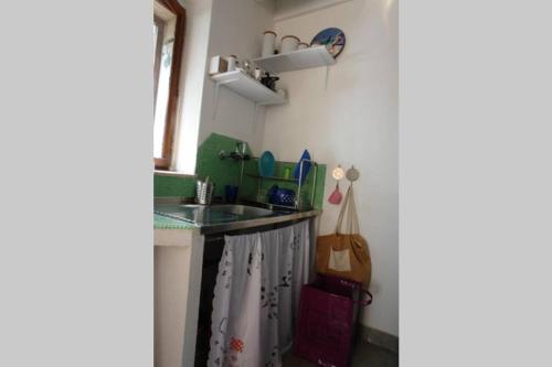 Η κουζίνα ή μικρή κουζίνα στο A small stone house by the sea, in a wineyard