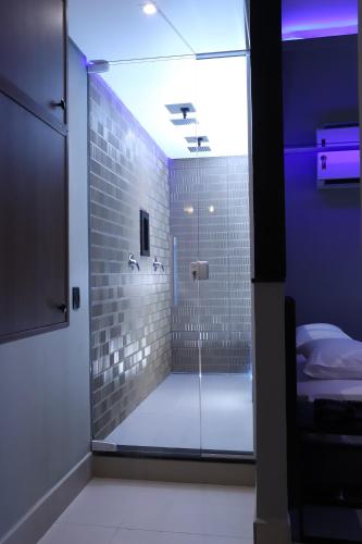 Bilik mandi di Drops Motel Barretos