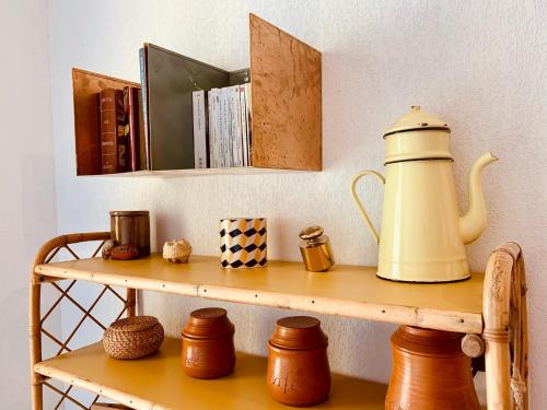 een plank met een waterkoker op een houten tafel bij Le Saint Loup (terrasse et parking) in La Ciotat