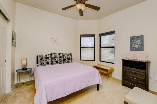 Un pat sau paturi într-o cameră la Desert Vistas