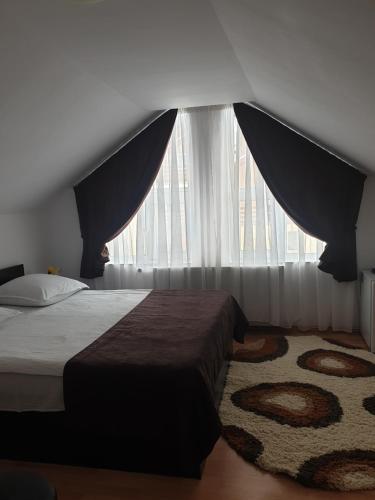 Ένα ή περισσότερα κρεβάτια σε δωμάτιο στο Pensiunea Antonia