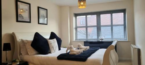 Un dormitorio con una cama con dos ositos de peluche. en Elite luxury apartment, en Birmingham