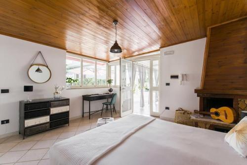a bedroom with a bed and a desk in a room at La Casa del Viaggiatore in Milazzo