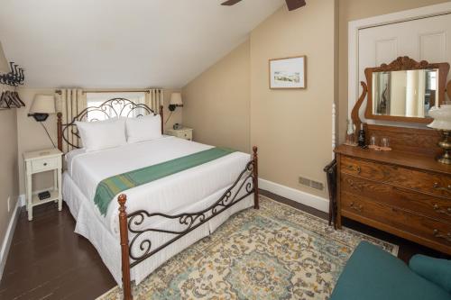 A bed or beds in a room at Aldrich Guest House