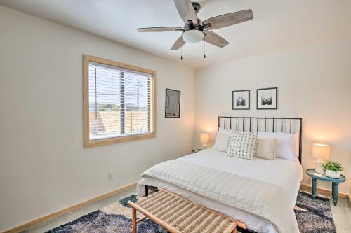 - une chambre avec un lit et un ventilateur de plafond dans l'établissement Modern Joshua Tree Bungalow with Fire Pit and BBQ!, à Joshua Tree