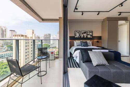 a bedroom with a king sized bed and a balcony at Apartamento com vaga Itaim Bibi in Sao Paulo