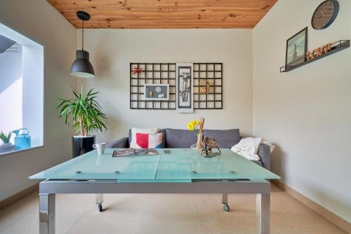 a glass table in a living room with a couch at La Macarena Airport in Málaga