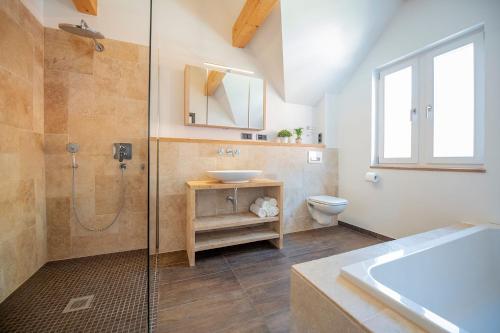 Bathroom sa Lang´s Ferienhaus im Weschnitztal