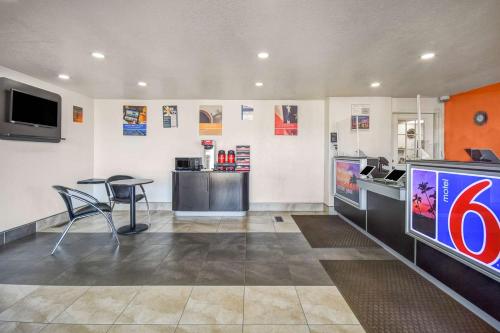 a room with a television and a television set at Motel 6-North Ridgeville, OH - Cleveland Intl Airport - N Ridgeville in North Ridgeville