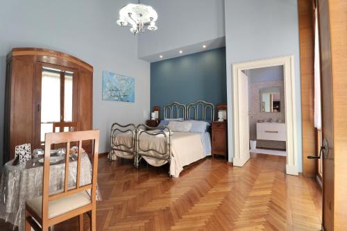 1 dormitorio con 1 cama y suelo de madera en Chez Moi Charme B&B, en Lecce