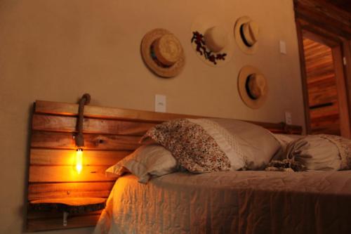 Bangalô-Nosso Escritorio-Hospedagem Rural tesisinde bir odada yatak veya yataklar