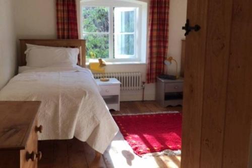 Voodi või voodid majutusasutuse 16 Century Farmhouse Cottage, foothills of iconic Glastonbury Tor. toas