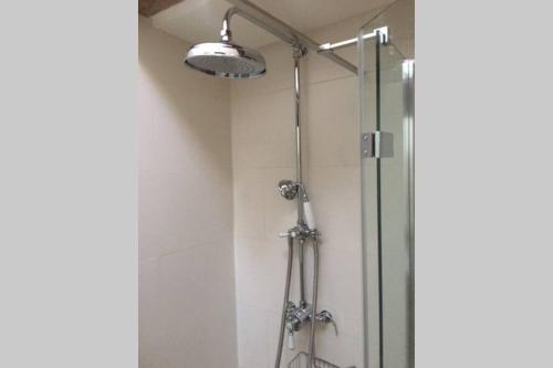 Vannituba majutusasutuses 16 Century Farmhouse Cottage, foothills of iconic Glastonbury Tor.