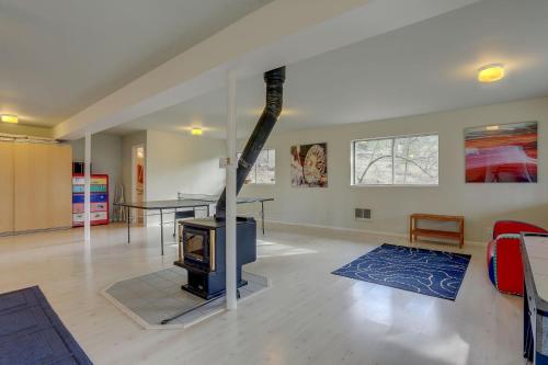 Una televisión o centro de entretenimiento en Fir Mountain Escape home