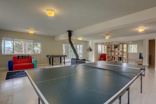 Instalaciones para jugar ping pong en Fir Mountain Escape home o alrededores