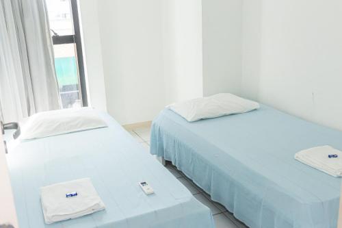 dos camas sentadas una al lado de la otra en una habitación en APARTAMENTO DE ALTO PADRÃO NA ORLA DE PAJUÇARA, en Maceió
