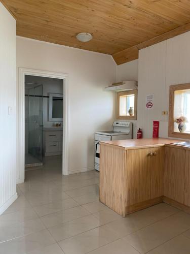 uma cozinha com um tecto de madeira e uma bancada em Stella's Dromana Hotel em Dromana