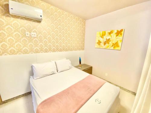 - une petite chambre avec un lit et la climatisation dans l'établissement Laguna Ville, à Itacimirim