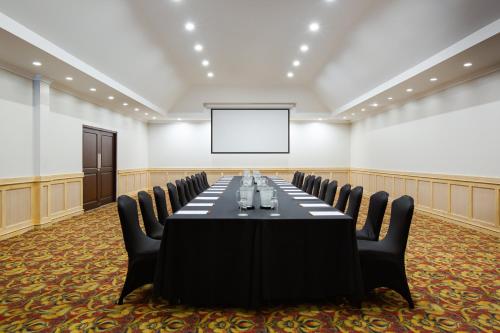 a conference room with a long table and chairs at Crowne Plaza San Jose La Sabana by IHG in San José
