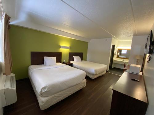 Postel nebo postele na pokoji v ubytování Skylight Inn Willoughby - Cleveland Mentor