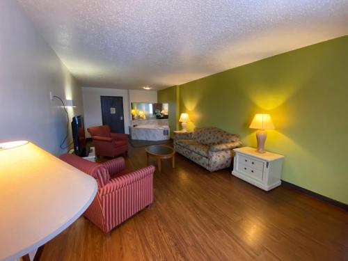 Posezení v ubytování Skylight Inn Willoughby - Cleveland Mentor