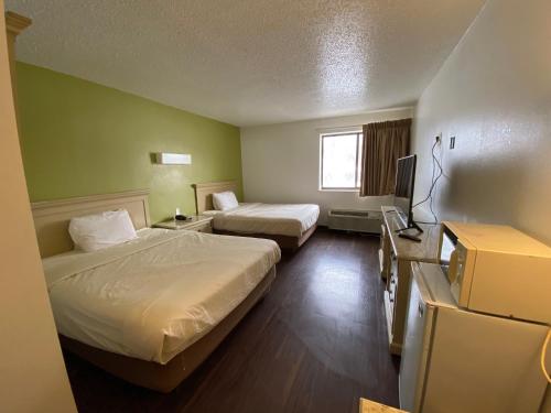 Postel nebo postele na pokoji v ubytování Skylight Inn Willoughby - Cleveland Mentor