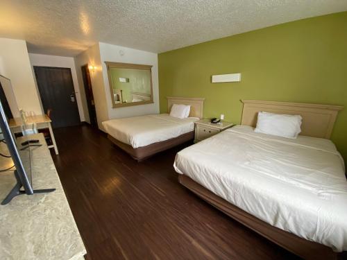 Postel nebo postele na pokoji v ubytování Skylight Inn Willoughby - Cleveland Mentor