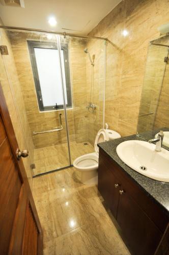 y baño con ducha, aseo y lavamanos. en Studio apartment Xom Chua, en Hanói
