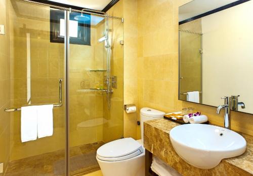 W łazience znajduje się toaleta, umywalka i prysznic. w obiekcie Garco Dragon Hotel w mieście Hanoi