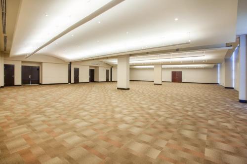 an empty room with a large hall with a large floor at Crowne Plaza Leon by IHG in León