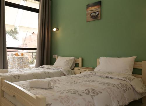 Un pat sau paturi într-o cameră la Gardelis Gardens