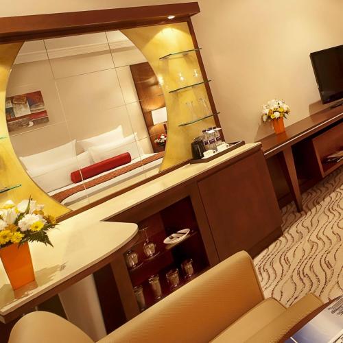 TV a/nebo společenská místnost v ubytování Park Regis Kris Kin Hotel