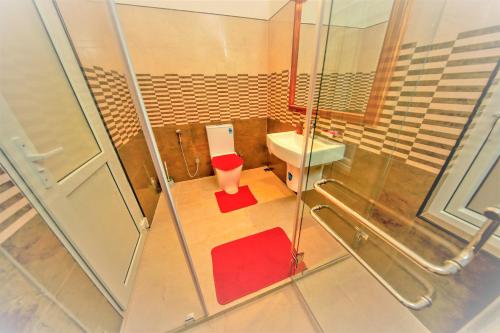 uma pequena casa de banho com WC e lavatório em Y&Y Residence em Kandy